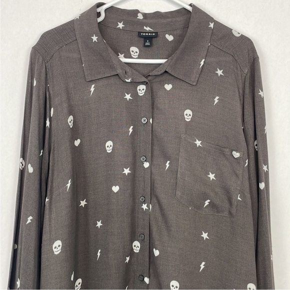 Torrid Dark Gray Lizzie Button Down Blouse with Skulls, Hearts, Stars. Size 3X. - Picture 3 of 12